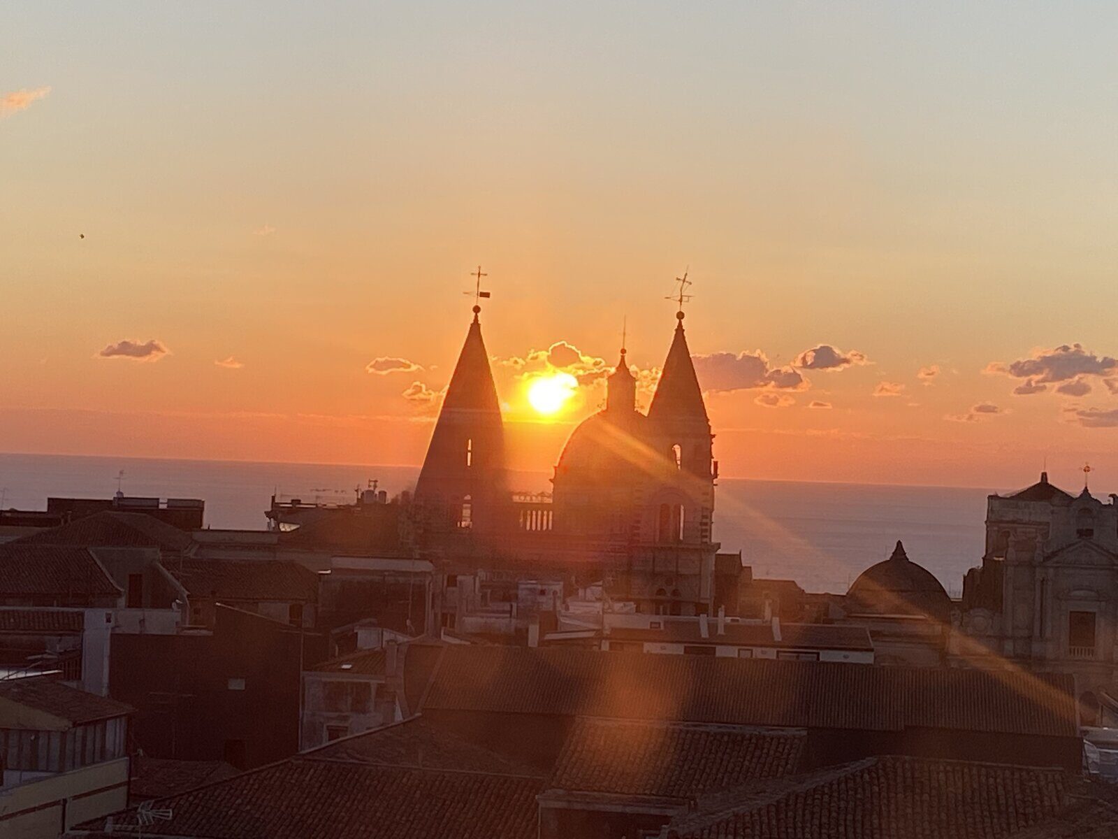 Cupole maiolicate barocche di Acireale viste dal centro storico