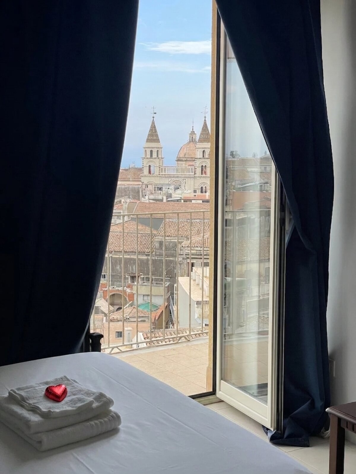 Balcone della camera matrimoniale con vista diretta sulle cupole maiolicate barocche di Acireale