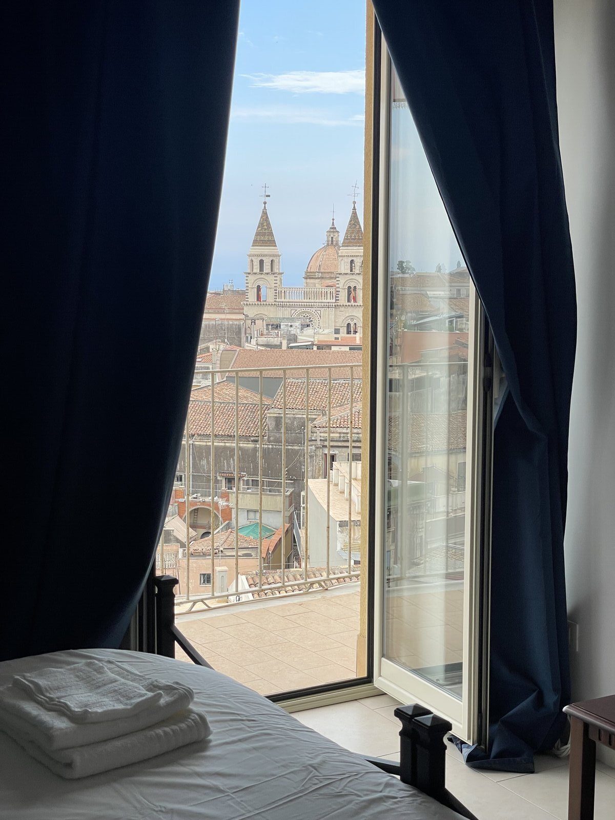 Balcone della camera matrimoniale con vista diretta sulle cupole maiolicate barocche di Acireale